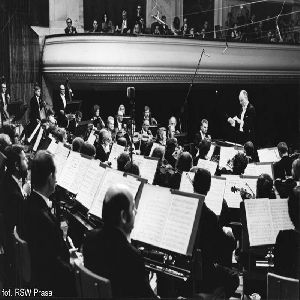 1970lub1971_WLutoslawski_dyryguje2_FN_original