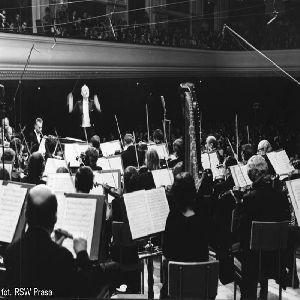 1970lub1971_WLutoslawski_dyryguje_FN_original