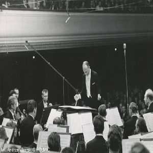 WJ1967_Lutoslawski_dyryguje_IISymfonia2_original