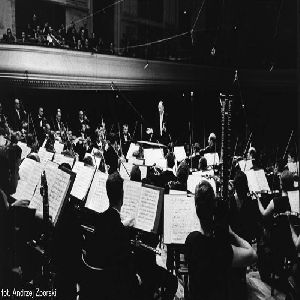 WJ1967_Lutoslawski_dyryguje_II_Symfonia_original