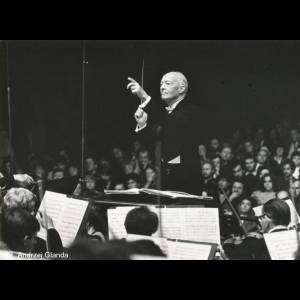 WJ1988_Lutoslawski_dyryguje_original_copy_1