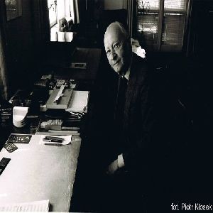 Witold_Lutoslawski_przy_biurku1_original