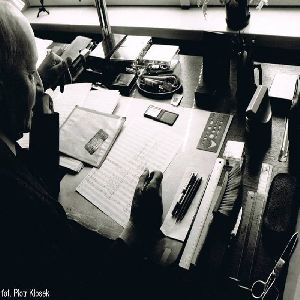 Witold_Lutoslawski_przy_biurku2_original