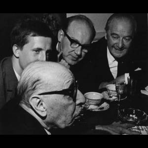 Spotkanie z Igorem Strawińskim w siedzibie ZKP. Na zdjęciu: Igor Strawiński, Tomasz Sikorski,
Andrzej Markowski, Piotr Perkowski. Maj 1965 r.
Autor zdjęcia: Andrzej Zborski.