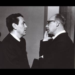 Mario di Bonaventura w rozmowie z Andrzejem Markowskim po wykonaniu "Requiem"
György'ego Ligetiego w ramach Festiwalu „Warszawska Jesień”. 21 września 1968 r. Warszawa,
Filharmonia Narodowa.
Autor zdjęcia: Andrzej Zborski.