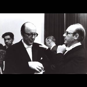 Józef Bok i Andrzej Markowski w kuluarach Filharmonii Narodowej w trakcie Festiwalu
„Warszawska Jesień”. 26 września 1971 r.
Autor zdjęcia: Andrzej Zborski.