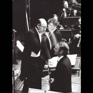 Andrzej Markowski i Heinz Holliger podczas koncertu w Filharmonii Narodowej w trakcie Festiwalu
„Warszawska Jesień”. 22 września 1981 r. Warszawa, Filharmonia Narodowa, Sala Koncertowa.
Autor zdjęcia: Andrzej Glanda.