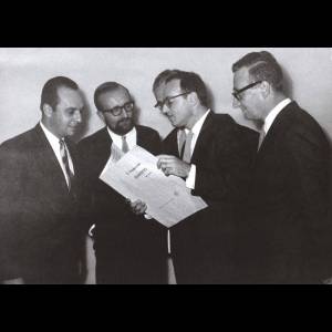 Krzysztof Penderecki i muzycy LaSalle Quartet dyskutują nad partyturą 