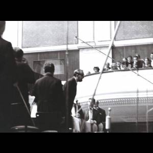 Krzysztof Penderecki kłania się publiczności Filharmonii Narodowej po wykonaniu jego 