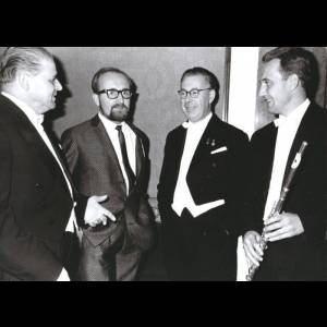 Krzysztof Penderecki z muzykami Orkiestry Symfonicznej Państwowej Filharmonii Krakowskiej im. Karola Szymanowskiego w kuluarach Filharmonii Narodowej. © Andrzej Zborski