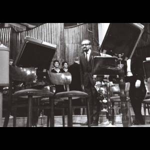 Krzysztof Penderecki na scenie Filharmonii Narodowej po wykonaniu jego 