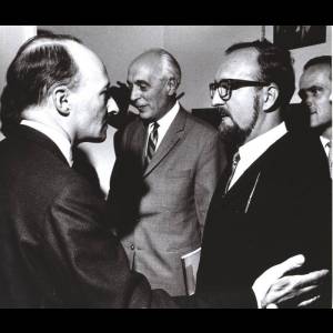 Witold Lutosławski i Krzysztof Penderecki podczas rozmowy w kuluarach Filharmonii Narodowej. W głębi Konstanty Regamey. © Andrzej Zborski