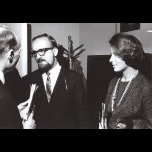 Witold Lutosławski, Krzysztof Penderecki  i Elżbieta Penderecka podczas rozmowy w kuluarach Filharmonii Narodowej. © Andrzej Zborski