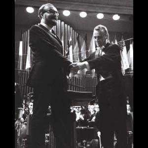 Krzysztof Penderecki i Henryk Czyż na estradzie Filharmonii Narodowej po wykonaniu 