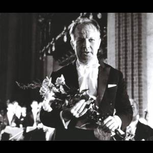 Jerzy Katlewicz obdarowany kwiatami po wykonaniu 
