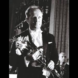 Jerzy Katlewicz obdarowany kwiatami po wykonaniu 