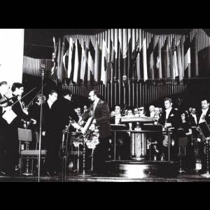 Krzysztof Penderecki na estradzie Filharmonii Narodowej po wykonaniu jego 