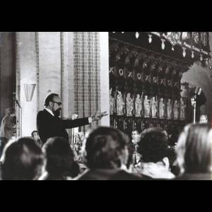 Krzysztof Penderecki w roli dyrygenta podczas koncertu w Katedrze św. Jana w Warszawie. W programie jego utwory: 