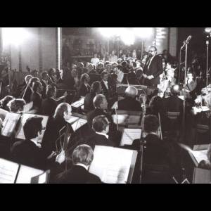 Krzysztof Penderecki w roli dyrygenta podczas koncertu w Katedrze św. Jana w Warszawie. W programie jego utwory: 