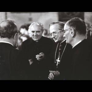 Krzysztof Penderecki w rozmowie z trzema duchownymi po wykonaniu jego 