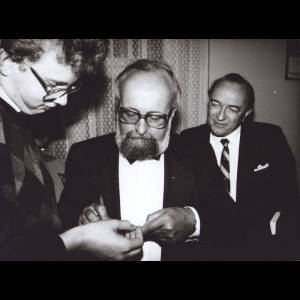 Krzysztof Penderecki składa autograf w kuluarach Filharmonii Narodowej po koncercie inauguracyjnym XXIX Warszawskiej Jesieni. W tle Jan Weber. © Andrzej Glanda