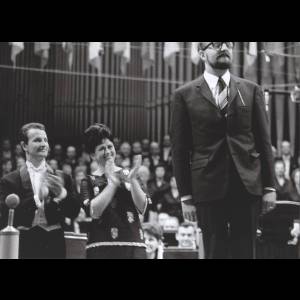 Wiesław Ochman, Stefania Woytowicz i Krzysztof Penderecki na estradzie Filharmonii Narodowej po wykonaniu 