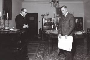 Uroczystość wręczenia Dorocznej Nagrody ZKP Andrzejowi Markowskiemu. Na zdjęciu: Andrzej
Markowski i Stefan Śledziński. 17 stycznia 1969 r. Warszawa, ZKP.
Autor zdjęcia: Andrzej Zborski.