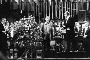 Luigi Nono i Andrzej Markowski po wykonaniu utworu "Como una ola de fuerza y luz" na sopran,
fortepian, taśmę i orkiestrę w trakcie Festiwalu „Warszawska Jesień”. 29 września 1975 r.
Warszawa, Filharmonia Narodowa, Sala Koncertowa.
Autor: Andrzej Zborski.