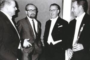 Krzysztof Penderecki z muzykami Orkiestry Symfonicznej Państwowej Filharmonii Krakowskiej im. Karola Szymanowskiego w kuluarach Filharmonii Narodowej. © Andrzej Zborski