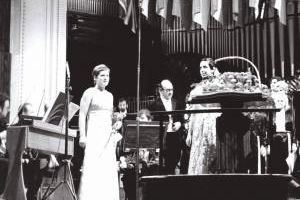 Anne-Marie de Lavilleon-Verdier (fortepian), Arlette Sibon-Simonovitch (fale Martenota) i Andrzej
Markowski na czele Orkiestry Symfonicznej Filharmonii Narodowej po wykonaniu "Trois Petites
Liturgies de la Presence Divine" Oliviera Messiaena w ramach Festiwalu „Warszawska Jesień”. 26
września 1971 r. Warszawa, Filharmonia Narodowa, Sala Koncertowa.
Autor zdjęcia: Andrzej Zborski.
