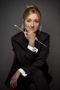 Portrait photo of conductor Joanna Natalia Ślusarczyk