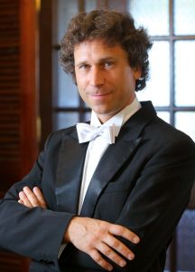Portrait photo of conductor Jan Miłosz Zarzycki